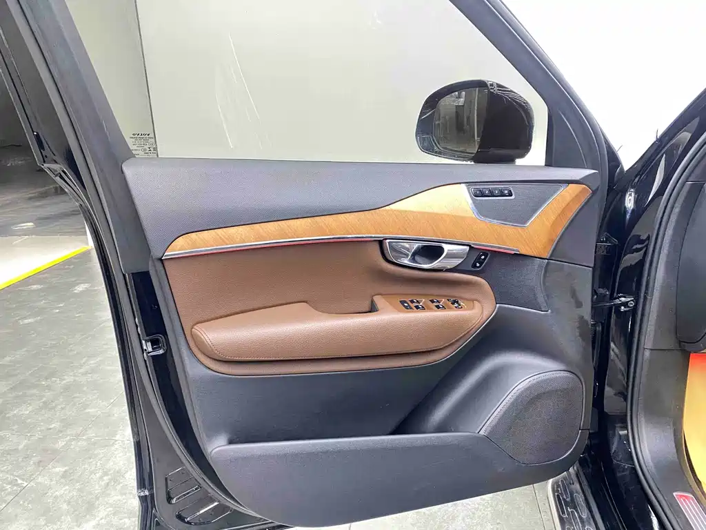 Volvo XC90 2022 — фото 11
