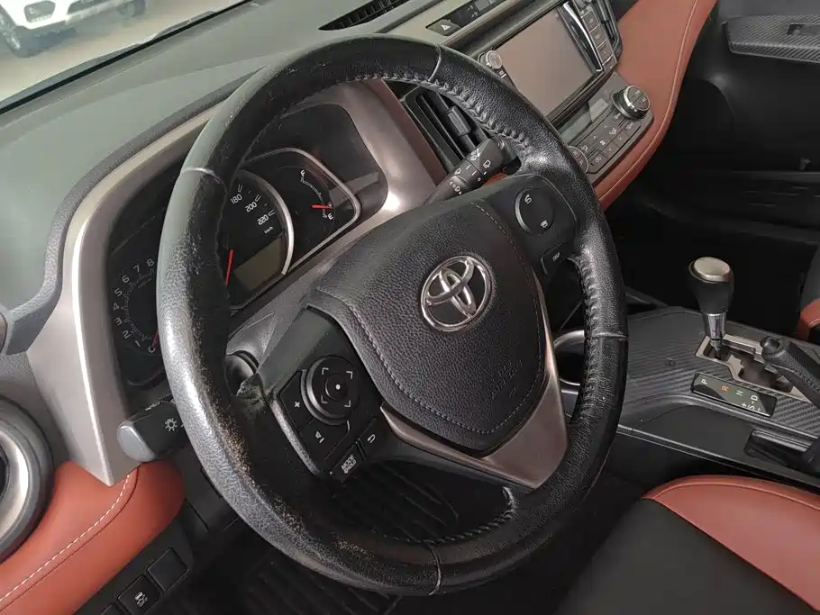 Toyota RAV4 2016 — фото 15