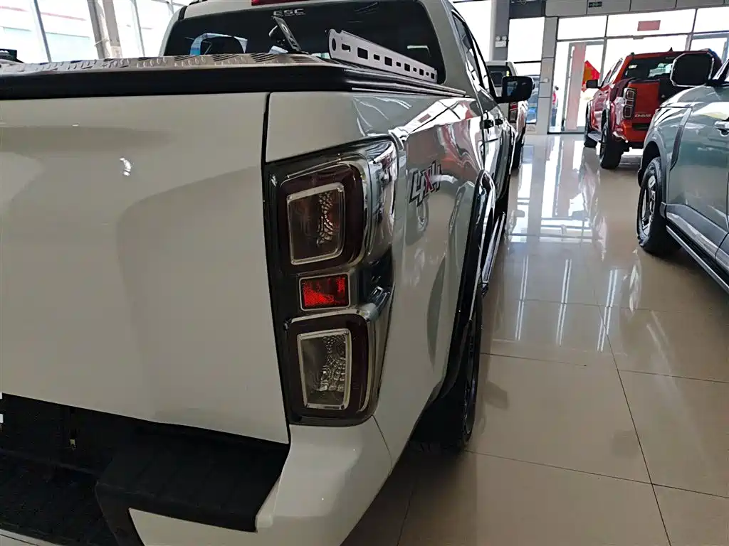 Isuzu D-MAX 2023 — фото 8