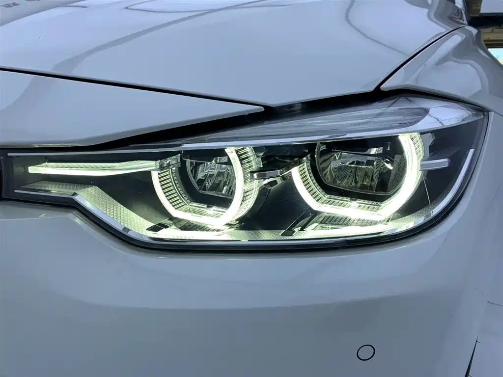 BMW 3 Series 2018 — фото 8