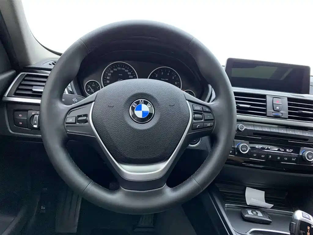 BMW 3 Series 2018 — фото 19