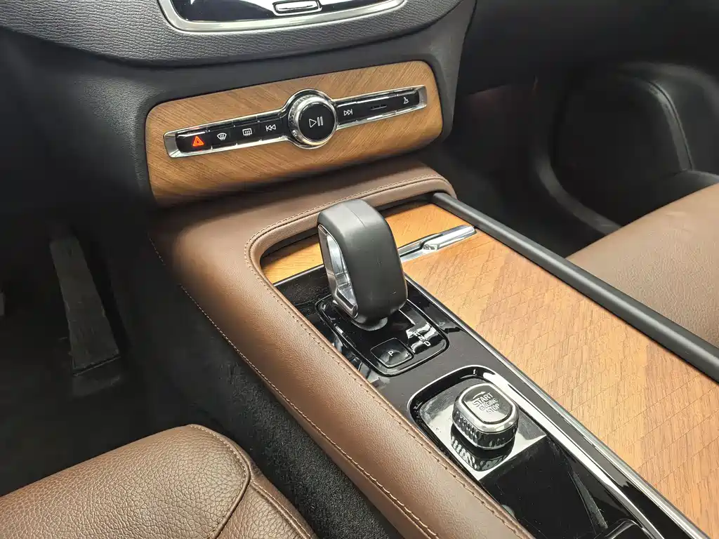 Volvo XC90 2024 — фото 13