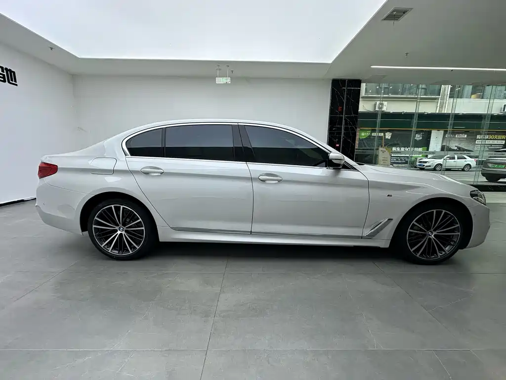 BMW 5 Series 2020 — фото 11