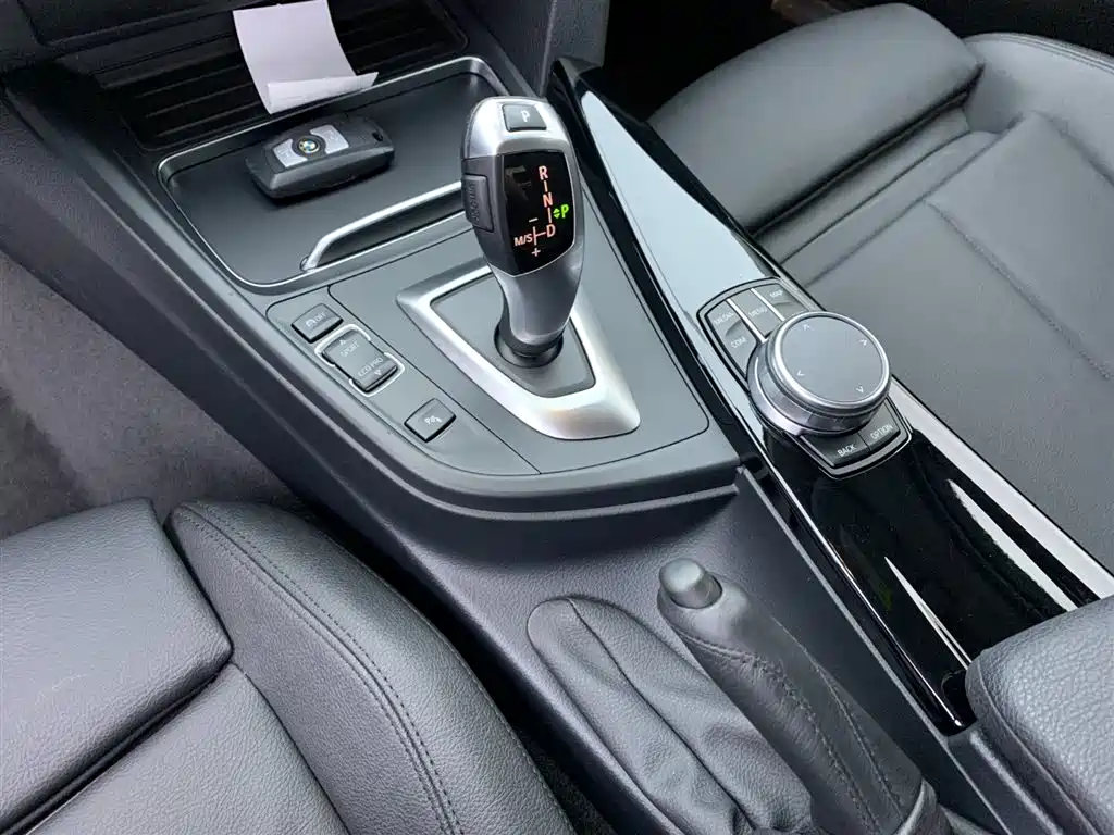 BMW 3 Series 2018 — фото 23