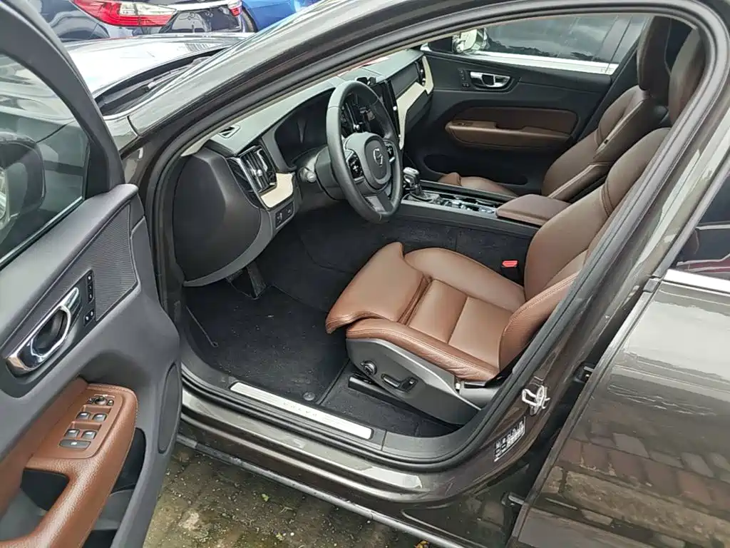 Volvo XC60 2020 — фото 16