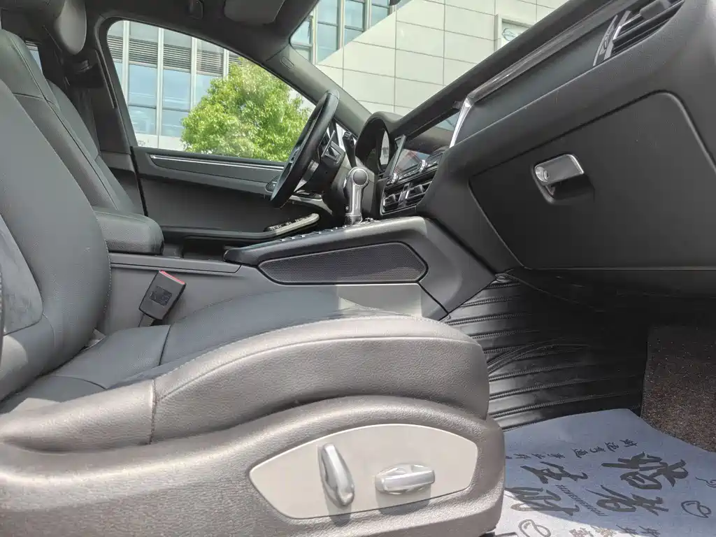 Porsche Macan 2019 — фото 12