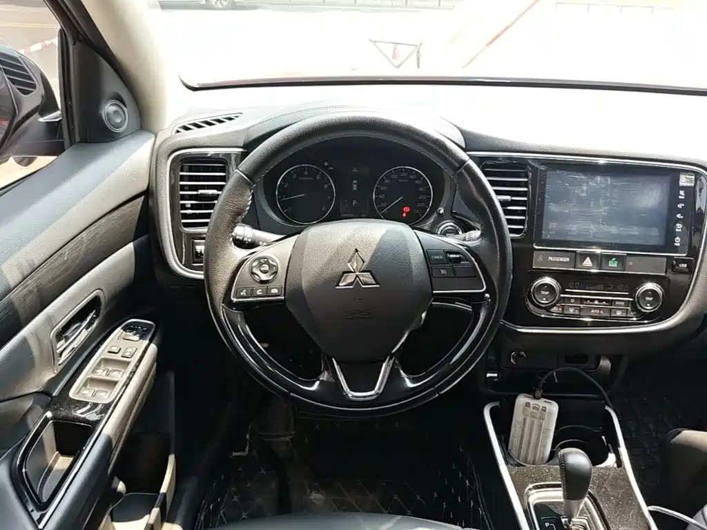 Mitsubishi Outlander 2020 — фото 11