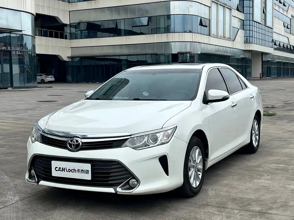 Toyota Camry 2015 — фото 1
