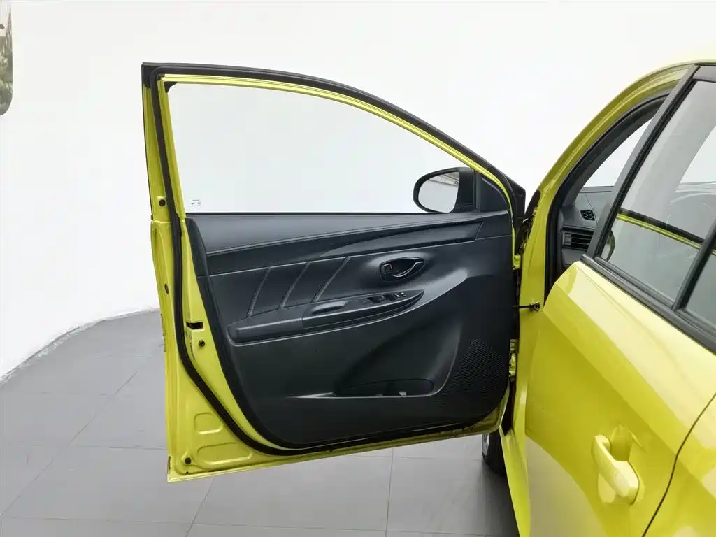 Toyota Yaris L 2019 — фото 8