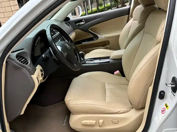 Lexus IS 2011