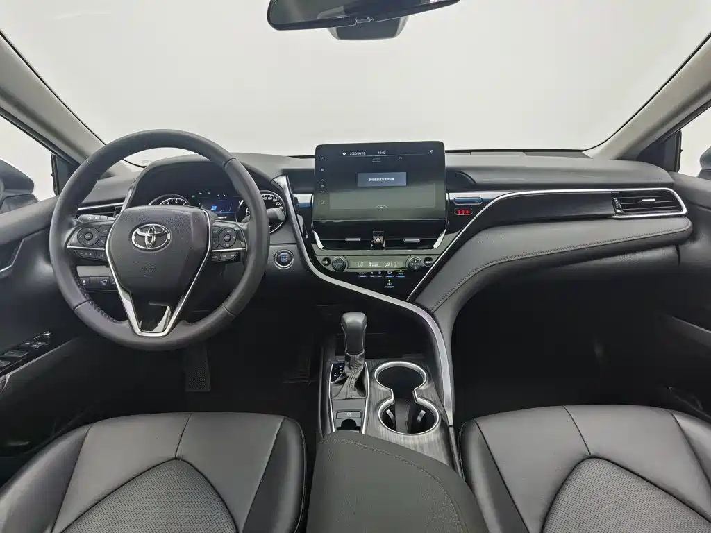 Toyota Camry 2023 — фото 5