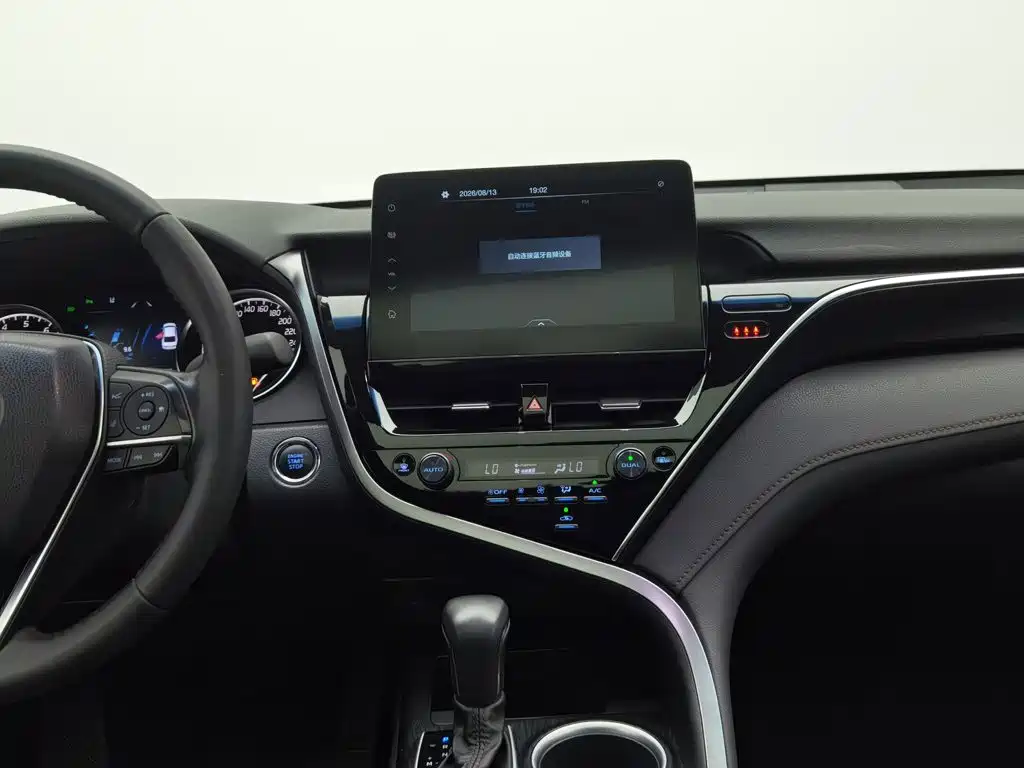 Toyota Camry 2023 — фото 12
