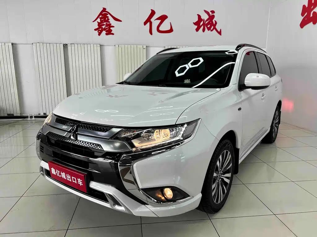 Mitsubishi Outlander 2022 — фото 1