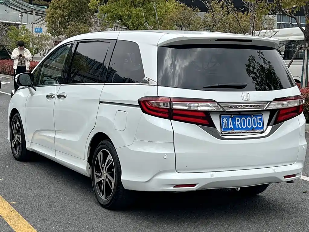Honda Odyssey 2015 — фото 10