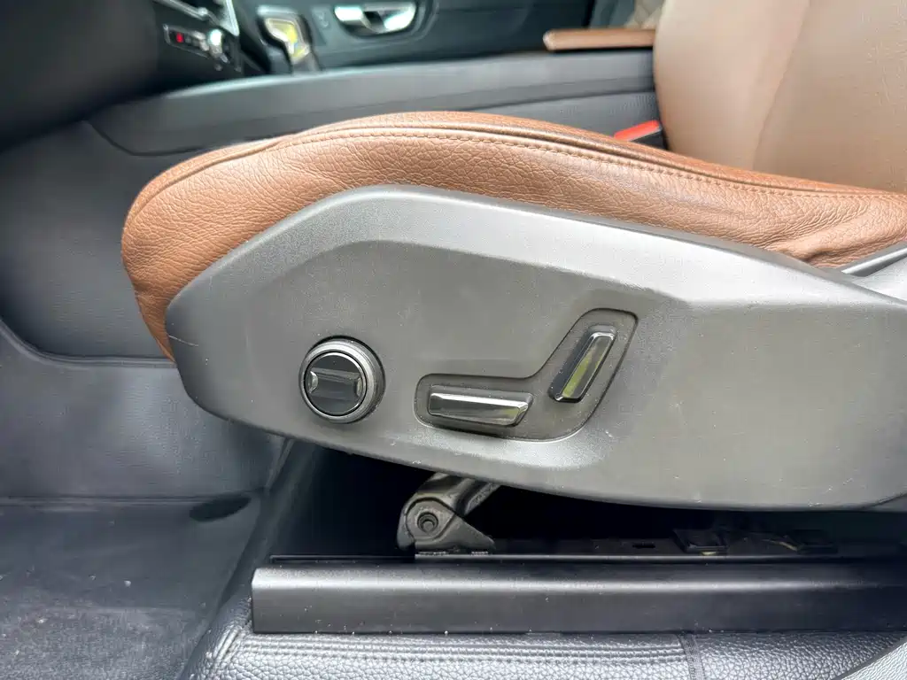 Volvo XC60 2019 — фото 29