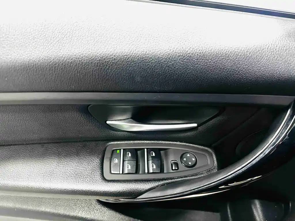BMW 3 Series 2017 — фото 12