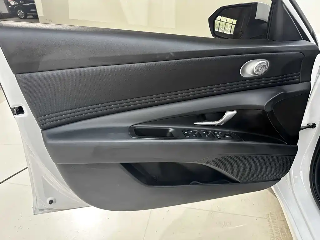 Hyundai Elantra 2023 — фото 30