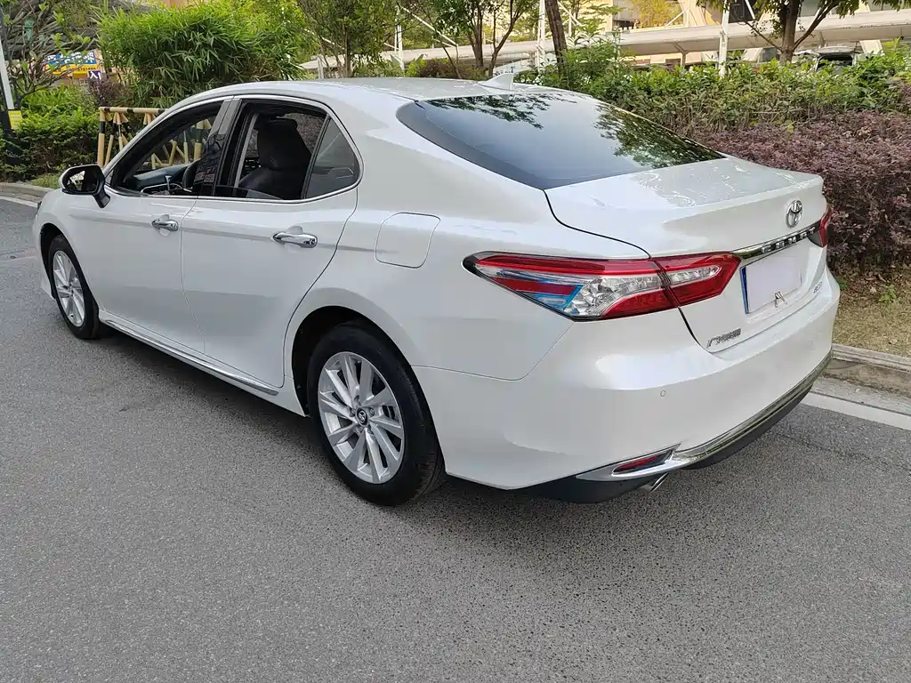 Toyota Camry 2023 — фото 3