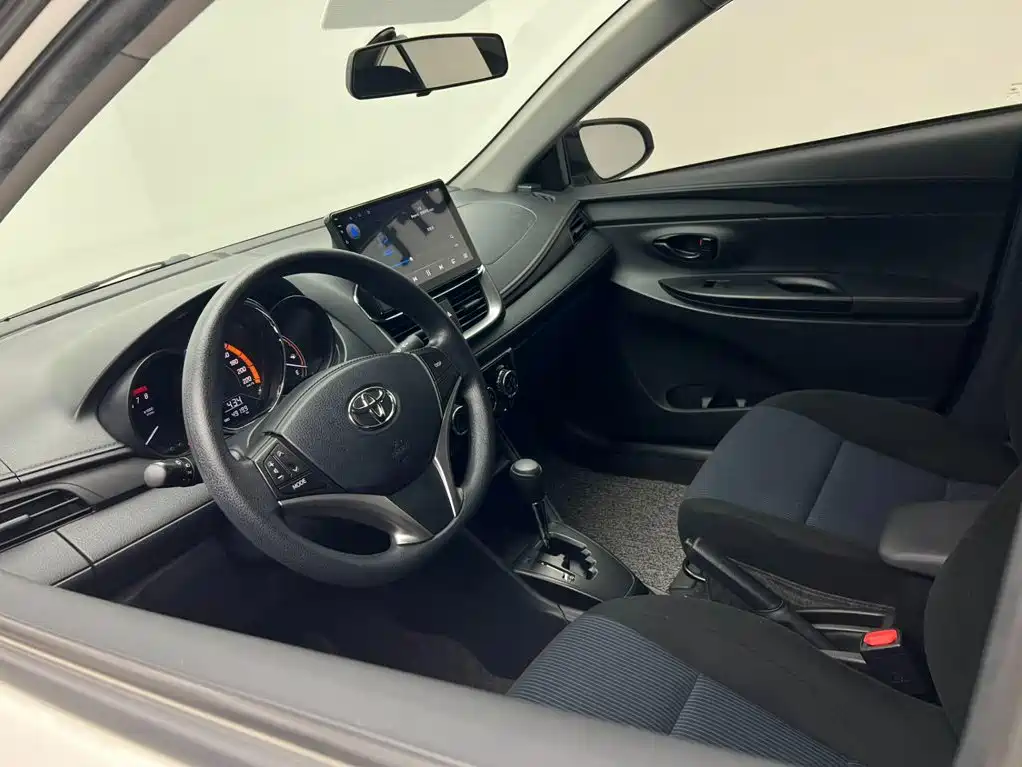 Toyota Yaris L 2022 — фото 16