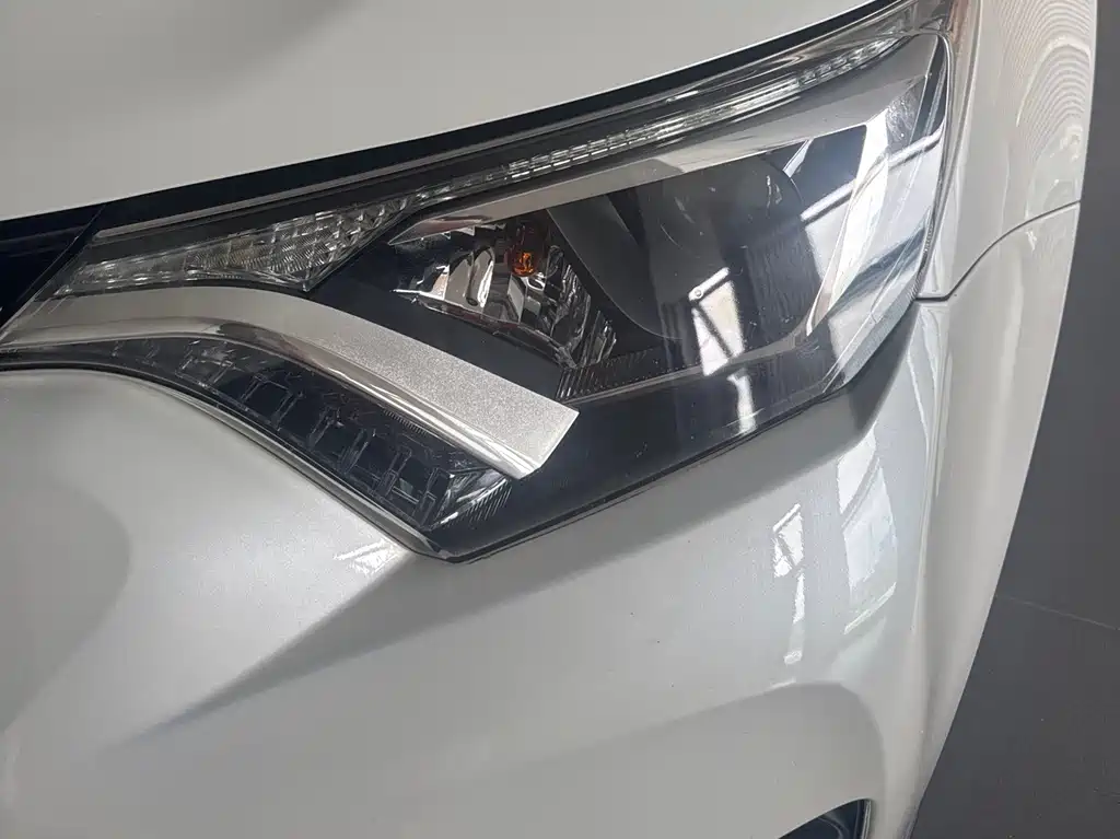 Toyota RAV4 2017 — фото 10