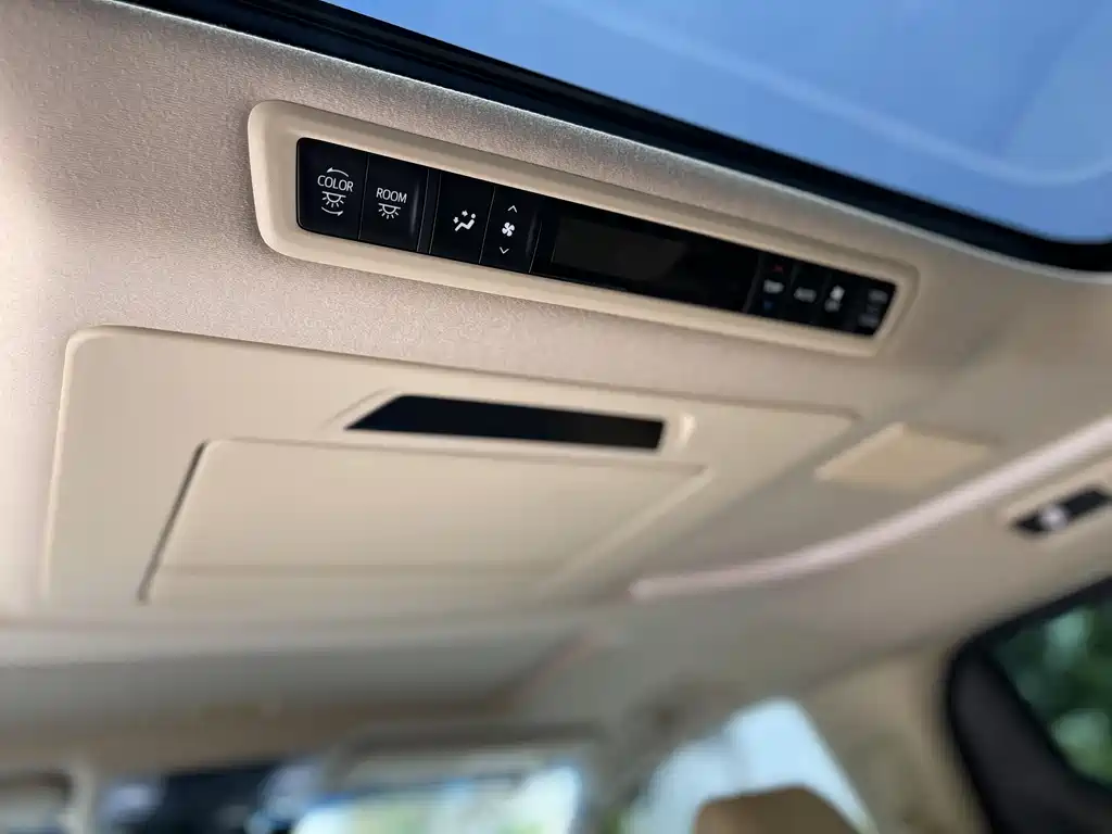 Toyota Vellfire 2022 — фото 11