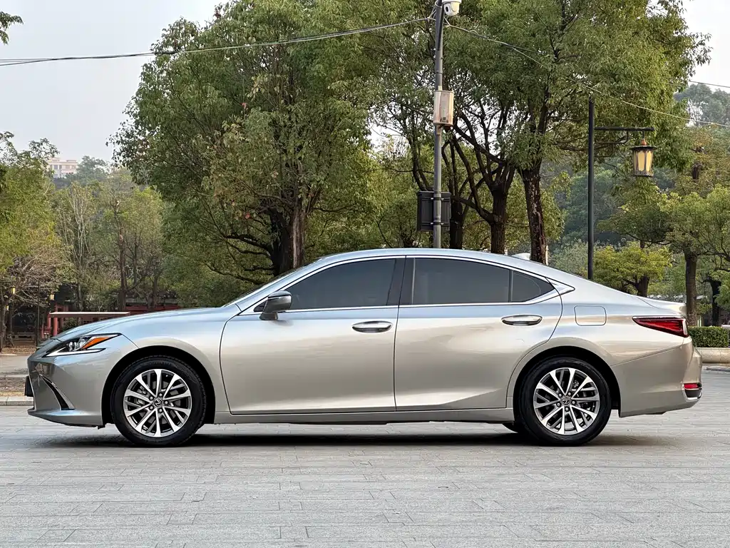 Lexus ES 2022 — фото 14