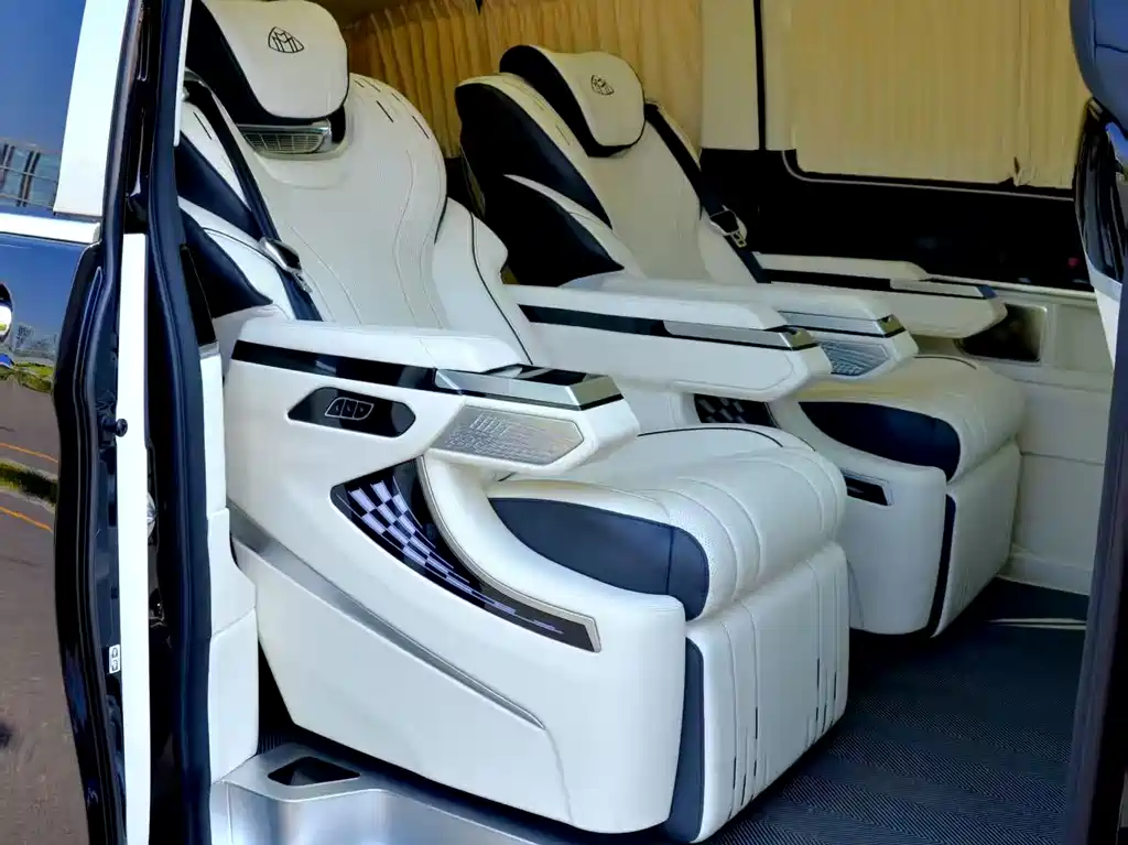 Mercedes-Benz V-Class 2023 — фото 17