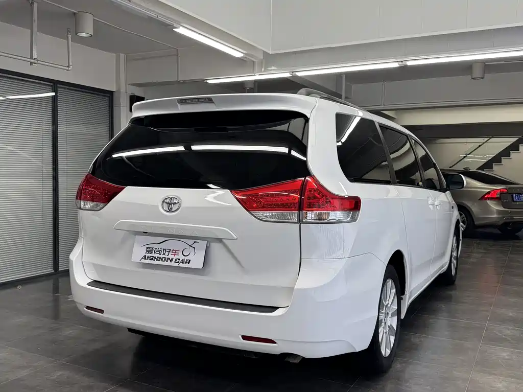 Toyota Sienna 2014 — фото 7