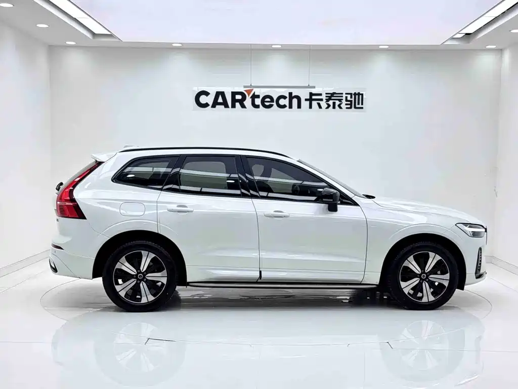 Volvo XC60 2023 — фото 4