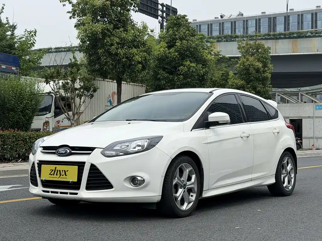 Ford Focus 2013 — фото 1