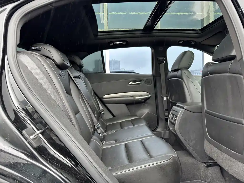 Cadillac XT4 2019 — фото 11