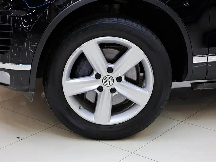 Volkswagen Touareg 2017 — фото 13