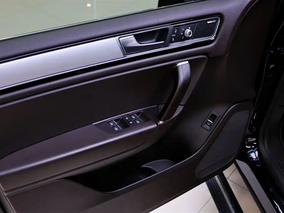 Volkswagen Touareg 2017 — фото 17