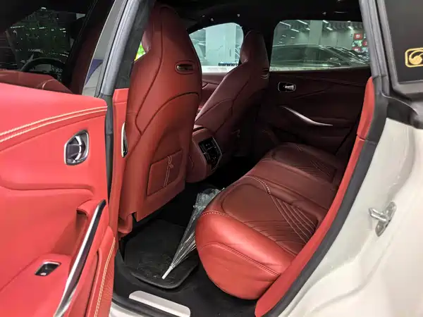 Aston Martin DBX 2021