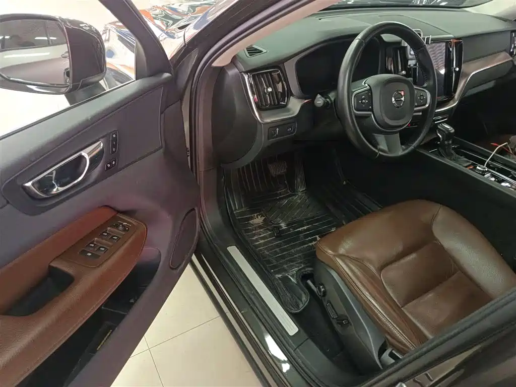 Volvo XC60 2019 — фото 12
