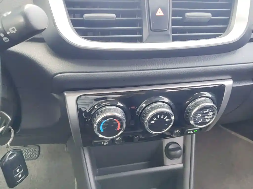 Toyota Yaris L 2017 — фото 13