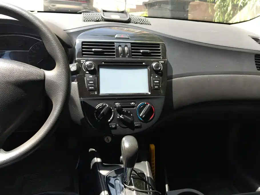Nissan Tiida 2014 — фото 13