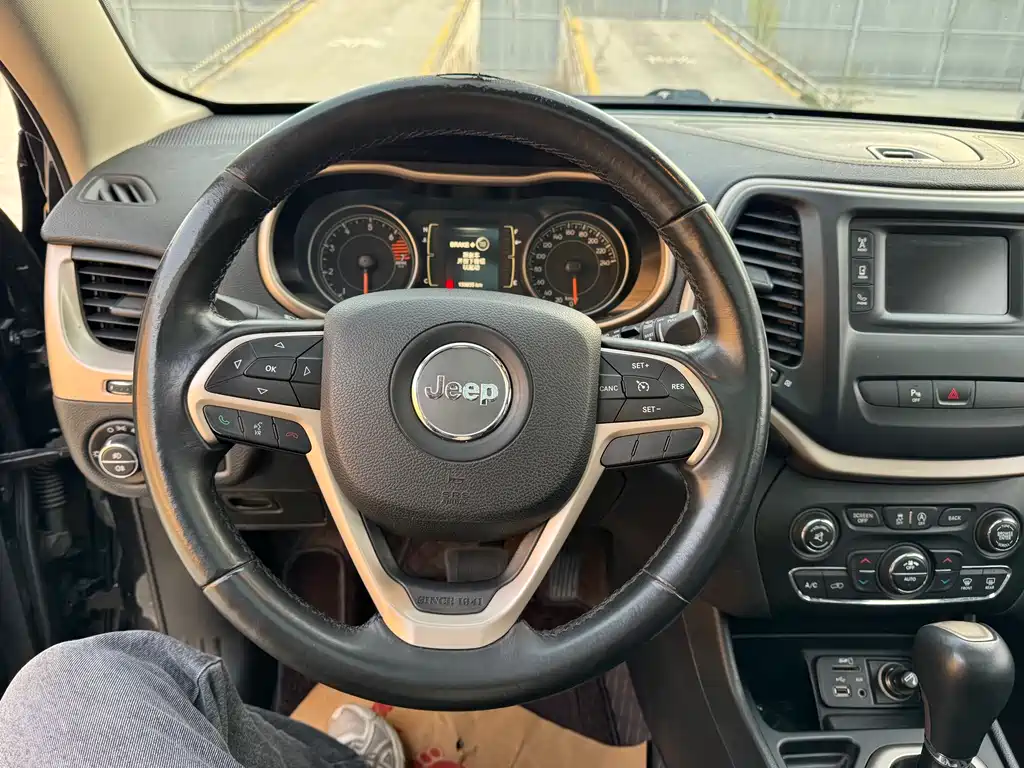 Jeep Cherokee 2017 — фото 13