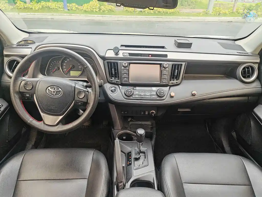 Toyota RAV4 2017 — фото 8
