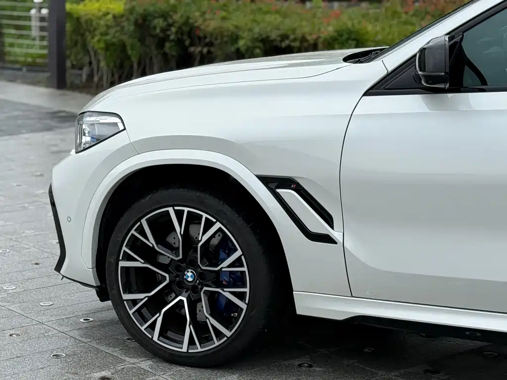 BMW X6 M 2022 — фото 26