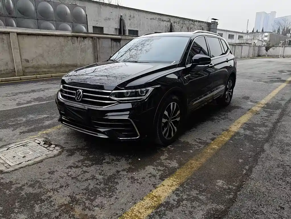 Volkswagen Tiguan L 2023 — фото 1