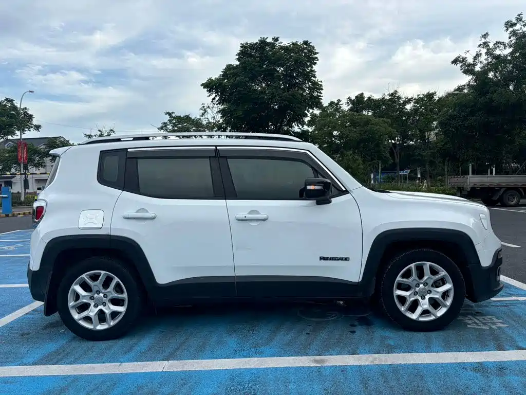 Jeep Renegade 2016 — фото 8