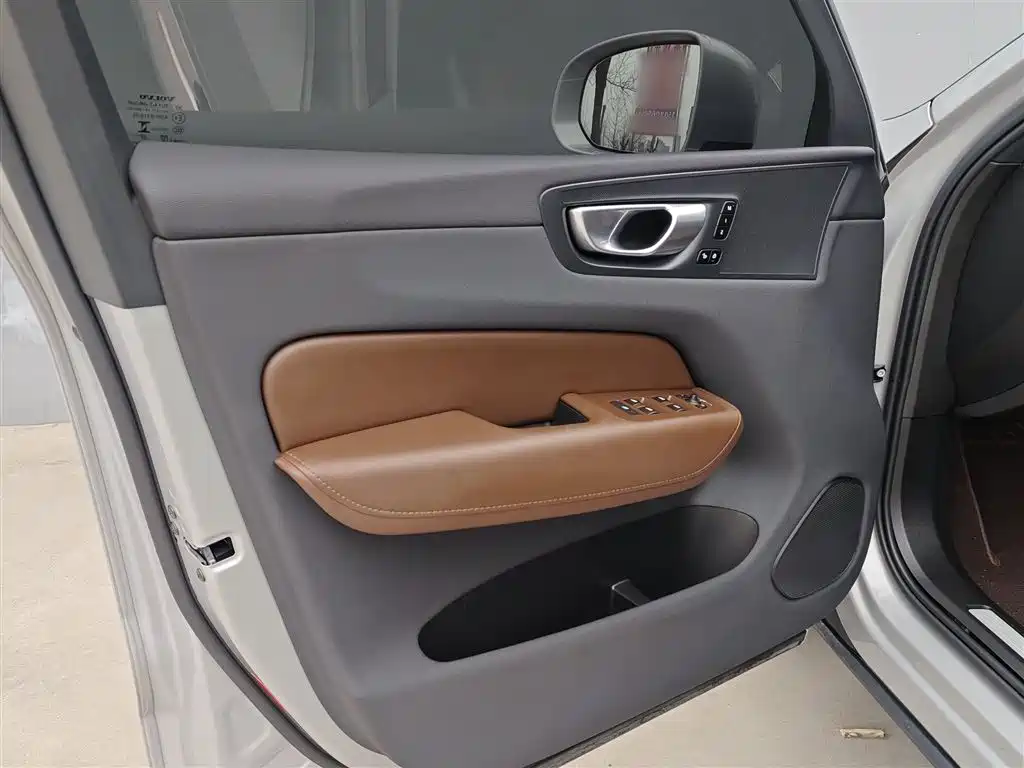 Volvo XC60 2022 — фото 21