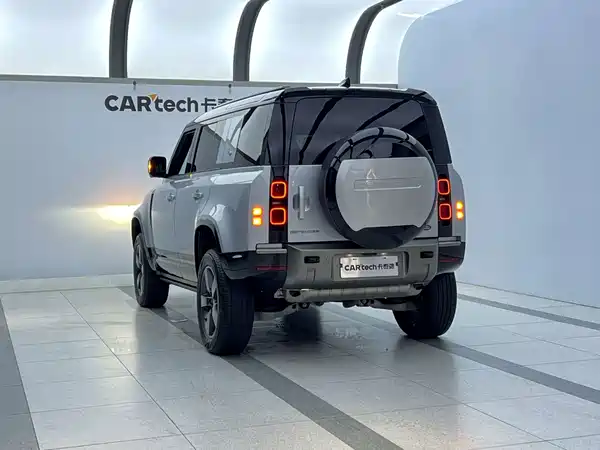 Land Rover Defender 2024