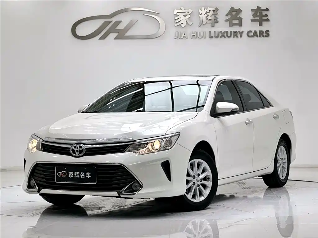 Toyota Camry 2015 — фото 1