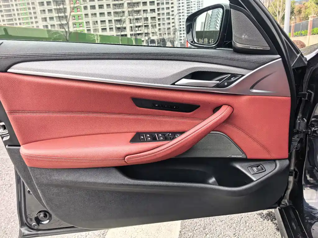 BMW 5 Series 2018 — фото 10