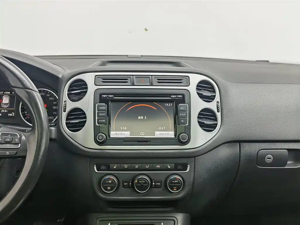 Volkswagen Tiguan 2015 — фото 12