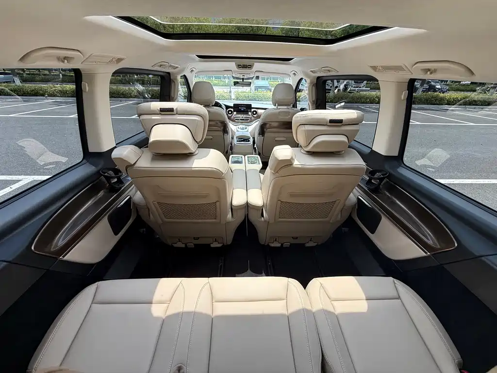 Mercedes-Benz V-Class 2022 — фото 15