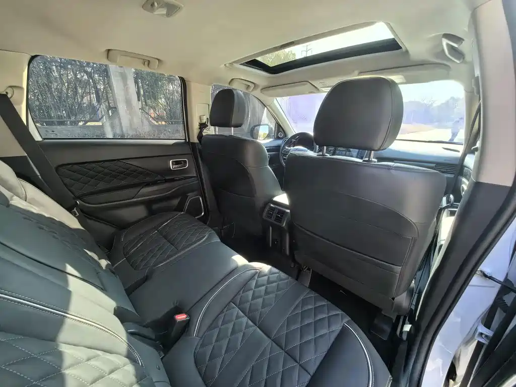 Mitsubishi Outlander 2022 — фото 14