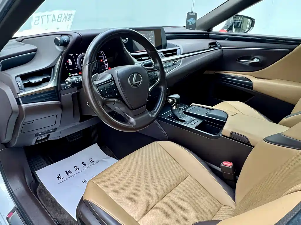 Lexus ES 2018 — фото 16